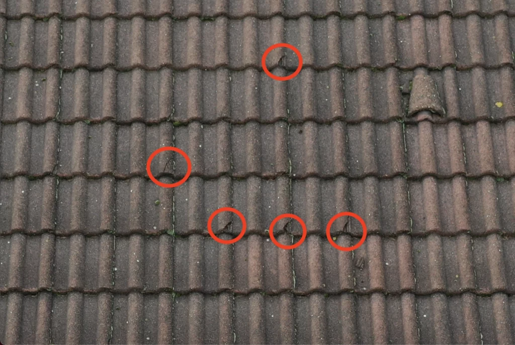 Tuiles en terre cuite avec corrosion visible, inspection par drone.