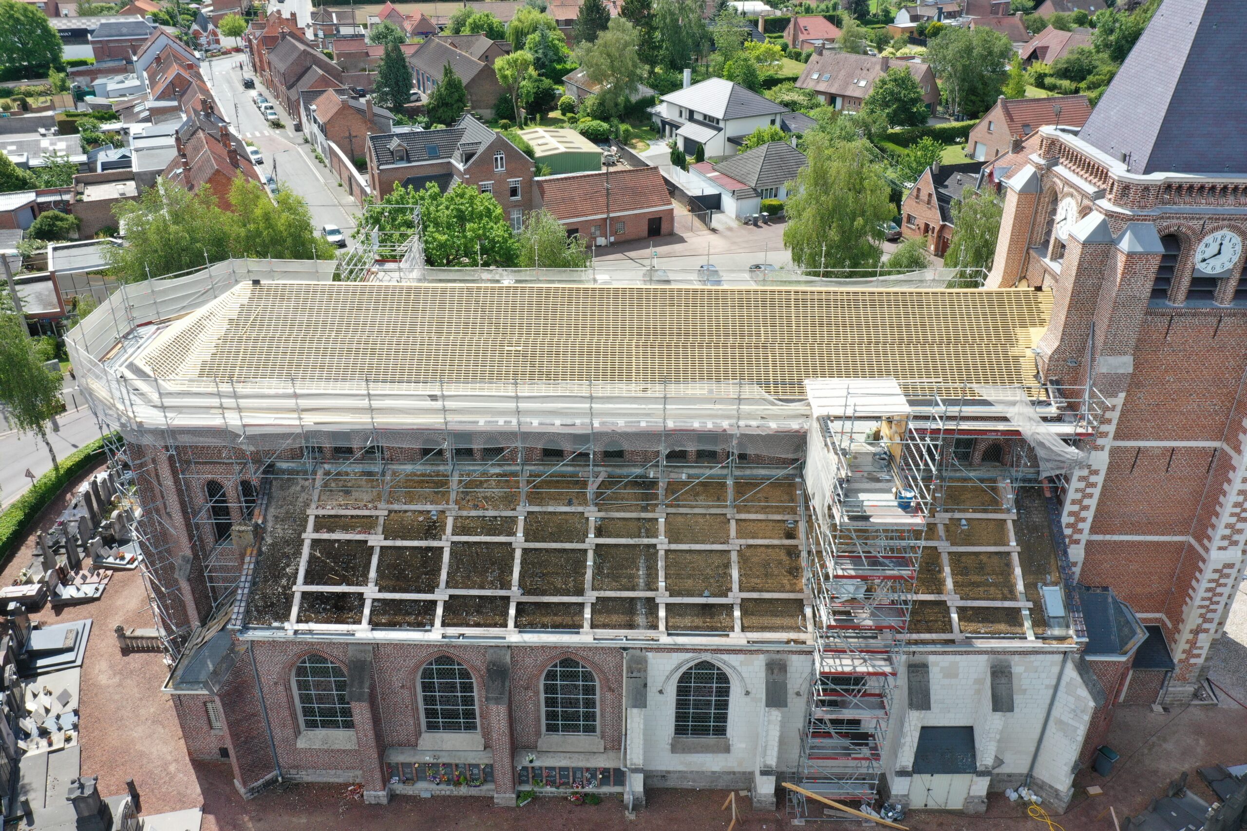 Drone sur le chantier de rénovation d'une église ancienne.