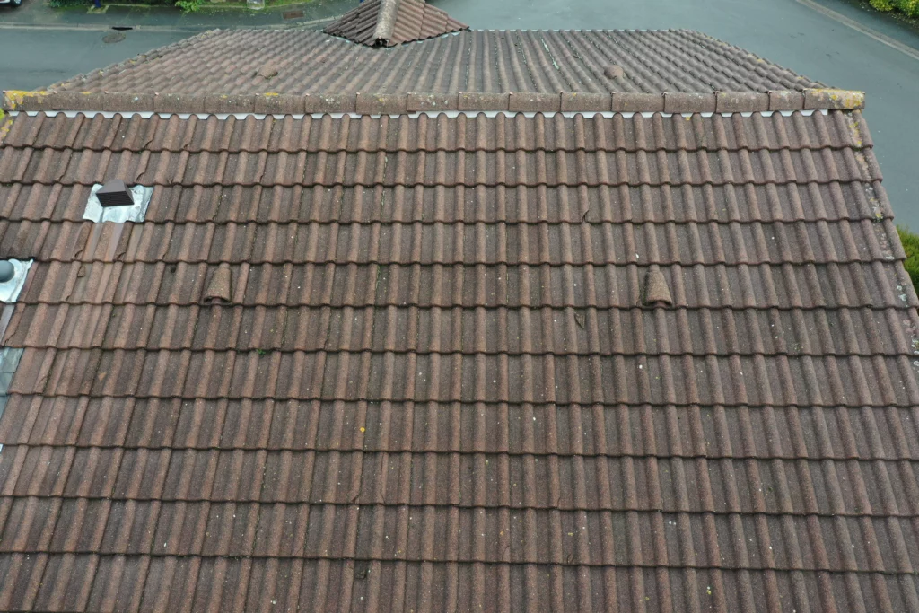 Toit en tuiles rouges, vue aérienne, couverture de maison.
