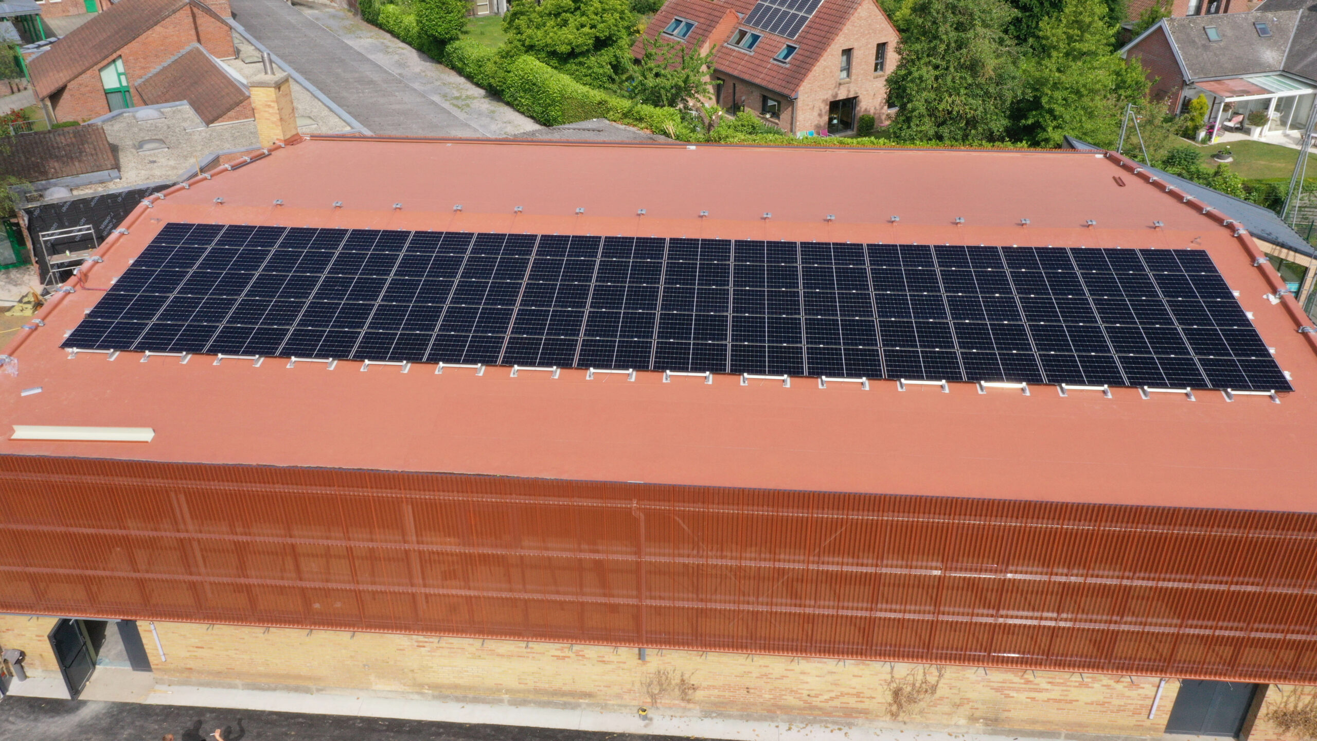 Panneaux solaires photovoltaïques installés sur un grand toit industriel.