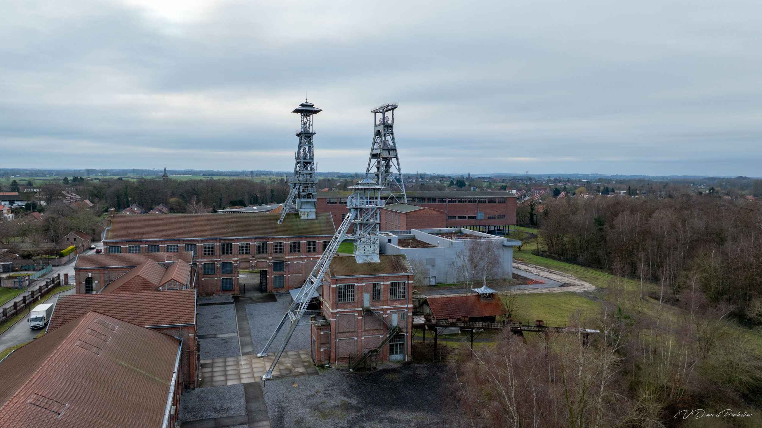 Drone sur une ancienne usine industrielle en milieu rural, vue aérienne.